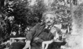 Albert Einstein en los jardines de la Residencia de Estudiantes, en la que ofreció su conferencia «Resumen de las teorías sobre la relatividad», el 9 de marzo de 1923.